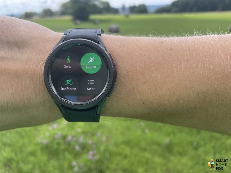 Выбор режимов тренировки на дисплее часов Samsung Galaxy Watch 6 Classic.